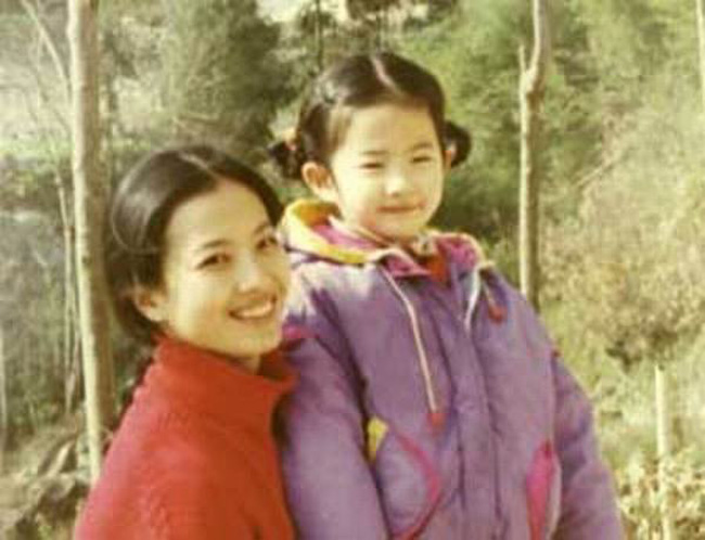 Chụp ảnh cùng mẹ lúc nhỏ